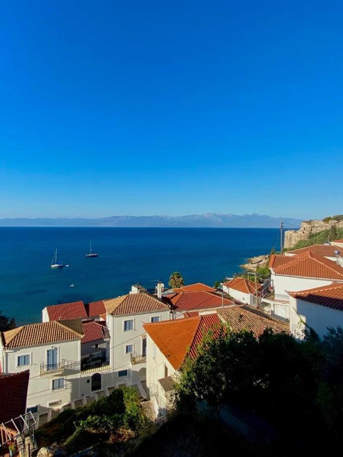 Blu Blu Apartment With Castle View Koroni  Bagian luar foto