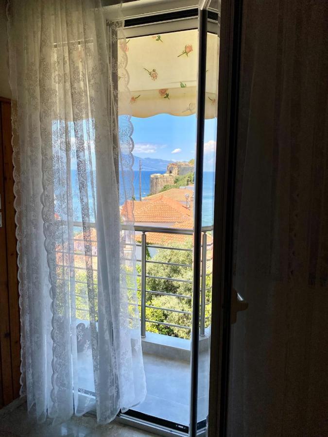 Blu Blu Apartment With Castle View Koroni  Bagian luar foto